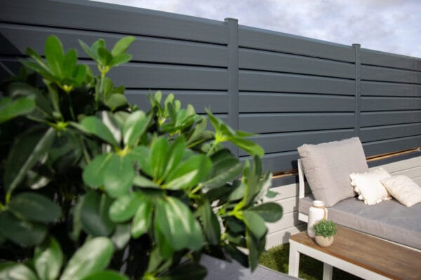 Clôture CLOSEA en PVC gris anthracite : l’harmonie parfaite entre intimité et design.