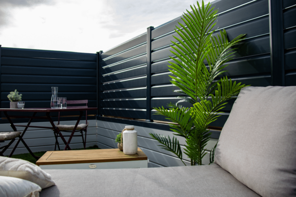 Clôture PVC gris anthracite à lames persiennes – CLOSEA