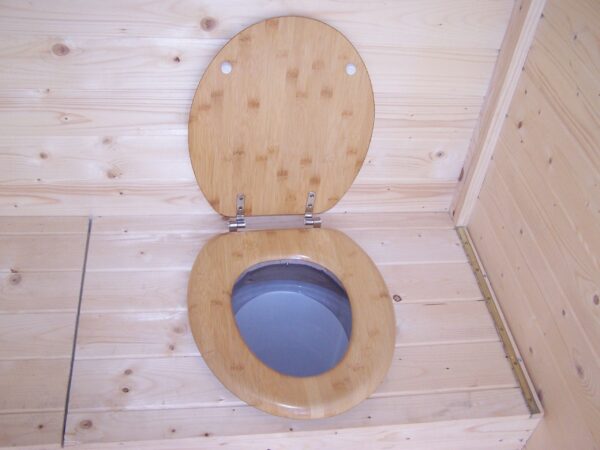 ED 1414 WC Abri WC bois massif avec plancher / EDEN TOILETTES SECHES surface extérieure : 1,98 m2 / Fabriqué en EUROPE / Garantie : 4 ans