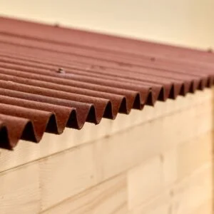 Abri Madriers bois massif grande façade 4 m fourni avec un joint d'étanchéité pour éviter les infiltrations d'eau par le sol / surface extérieure : 12,65 m2. Garantie 4 ans.