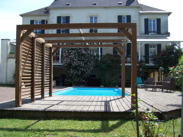 THO 3531 V Pergola fabriquée en bois massif traité très haute température / dimensions 3,41x3,13 m / Livré avec ventelles mobiles / Très belle finition bois / Environnemental et quasiment sans entretien / Fabriqué en France / Garantie : 10 ans*