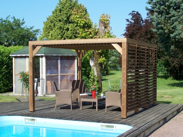 THO 3531 VTI Pergola fabriquée en bois massif traité très haute température visserie inox / dimensions 3,41x3,13 m / Livré avec ventelles mobiles / Très belle finition bois / Environnemental et quasiment sans entretien / Fabriqué en France / Garantie : 10 ans*