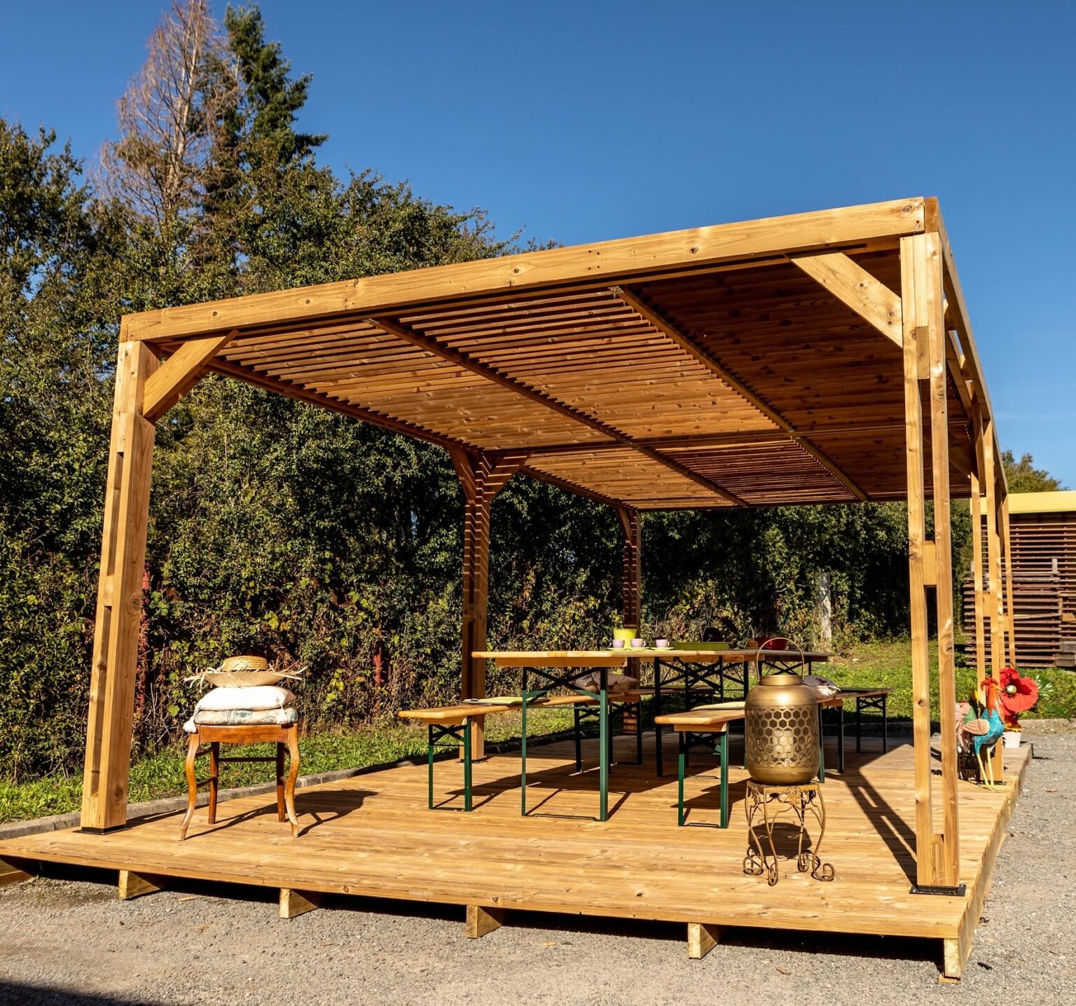 THO 3562 T Pergola fabriquée en bois massif traité très haute température / dimensions 3,41x6,14 m / Livré avec ventelles mobiles / Très belle finition bois / Environnemental et quasiment sans entretien / Fabriqué en France / Garantie : 10 ans*