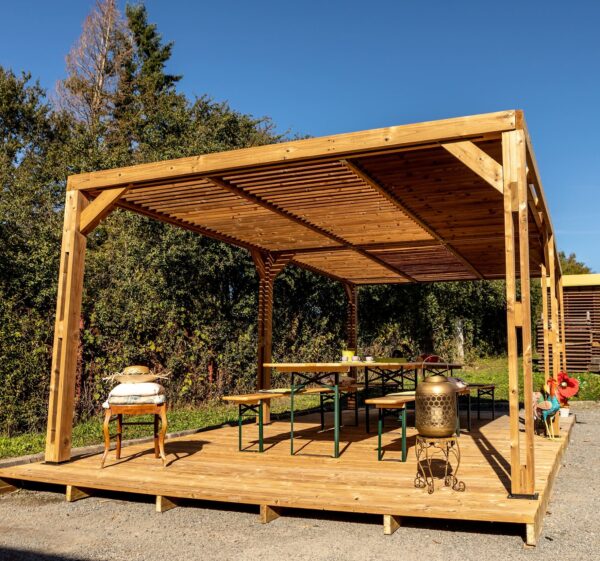 THO 3562 T Pergola fabriquée en bois massif traité très haute température / dimensions 3,41x6,14 m / Livré avec ventelles mobiles / Très belle finition bois / Environnemental et quasiment sans entretien / Fabriqué en France / Garantie : 10 ans*
