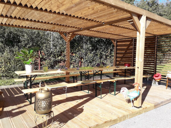 THO 3562 VT Pergola fabriquée en bois massif traité très haute température / dimensions 3,41x6,14 m / Livré avec ventelles mobiles / Très belle finition bois / Environnemental et quasiment sans entretien / Fabriqué en France / Garantie : 10 ans*
