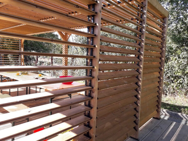 THO 3562 VT Pergola fabriquée en bois massif traité très haute température / dimensions 3,41x6,14 m / Livré avec ventelles mobiles / Très belle finition bois / Environnemental et quasiment sans entretien / Fabriqué en France / Garantie : 10 ans*