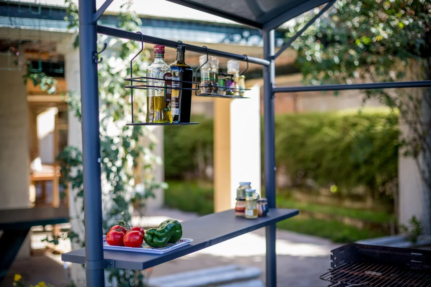 Carport barbecue finition époxy gris anthracite / toit réalisé en acier / pieds à rattrapage de niveau et accessoires barbecue / Garantie : 2 ans