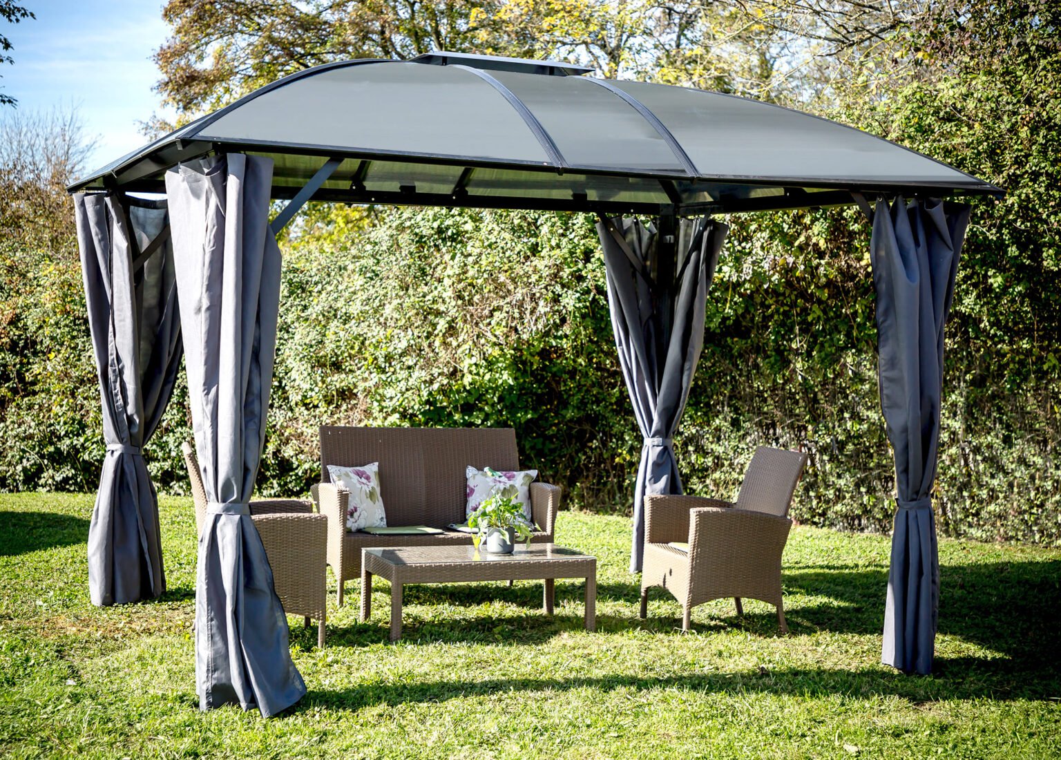 GL 3630 AL Gloriette ALUMINIUM toit 4 pentes coloris gris anthracite / Surface extérieure : 10,80 m² / toit réalisé avec plaques en POLYCARBONATE ANTI-UV 6 mm livrée avec rideaux / Garantie : structure 5 ans couverture : 2 ans rideaux : 1 an*