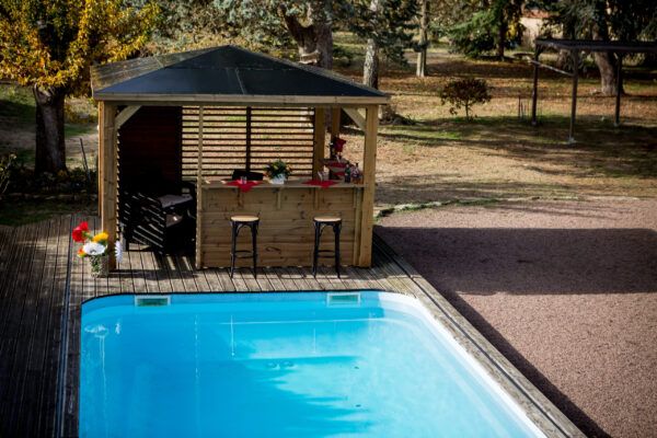 THB 3535.CCVV Pool house BLUETERM fabriqué en bois massif traité très haute température / dimensions 3,79x3,79 m / Couverture en panneau ACP / Deux parois avec ventelles et 2 parois avec comptoirs / Très belle finition bois / Environnemental et quasiment sans entretien / Fabriqué en France / Garantie : structure 10 ans couverture 2 ans*
