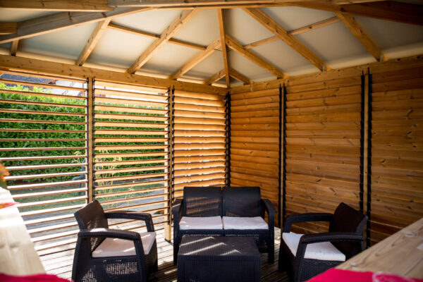 THB 3535.CCVV Pool house BLUETERM fabriqué en bois massif traité très haute température / dimensions 3,79x3,79 m / Couverture en panneau ACP / Deux parois avec ventelles et 2 parois avec comptoirs / Très belle finition bois / Environnemental et quasiment sans entretien / Fabriqué en France / Garantie : structure 10 ans couverture 2 ans*