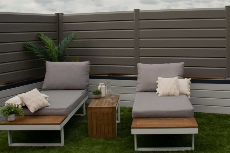 Clôture CLOSEA en PVC quartz avec une configuration en angle
