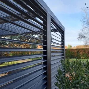 PER 3630V BI Pergola bioclimatique ALUMINIUM livrée avec des ventelles latérales aluminium mobiles pour côté 3 m / Surface de protection : 10,80 m² / toit réalisé avec lames ovales en aluminium / Garantie : structure 5 ans ventelles 2 ans *