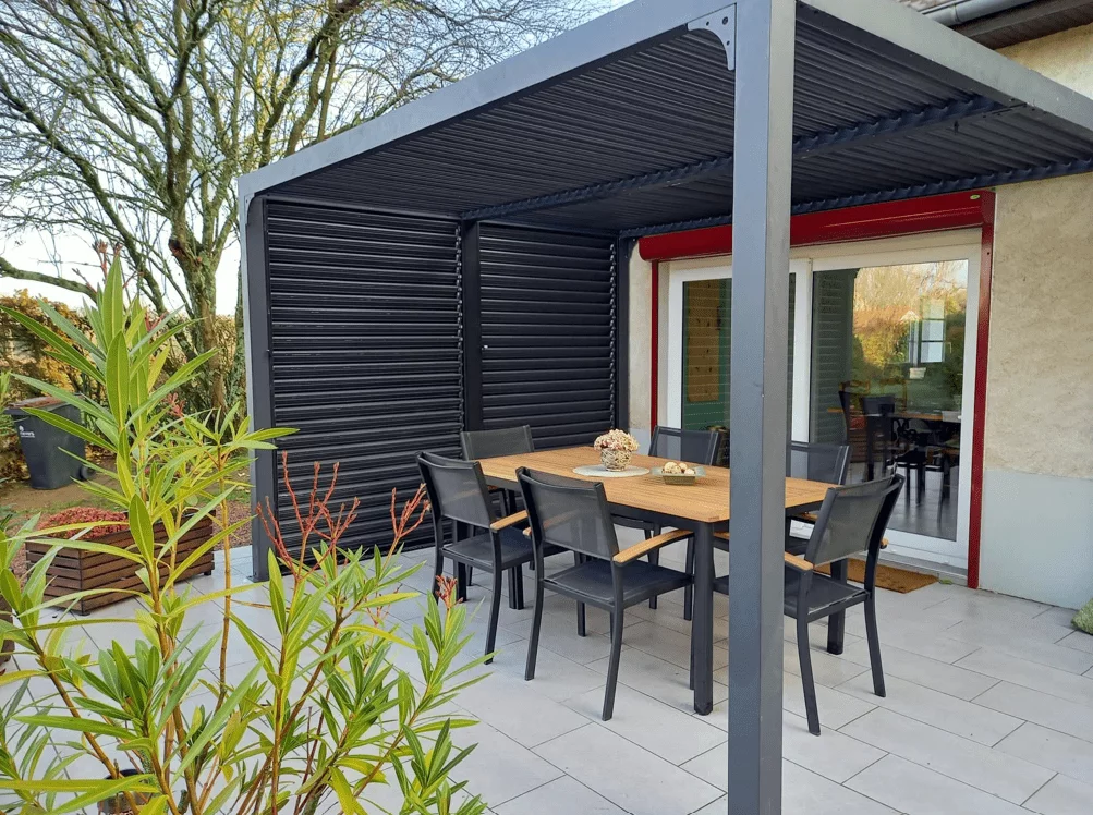 PER 3630V BI Pergola bioclimatique ALUMINIUM livrée avec des ventelles latérales aluminium mobiles pour côté 3 m / Surface de protection : 10,80 m² / toit réalisé avec lames ovales en aluminium / Garantie : structure 5 ans ventelles 2 ans *