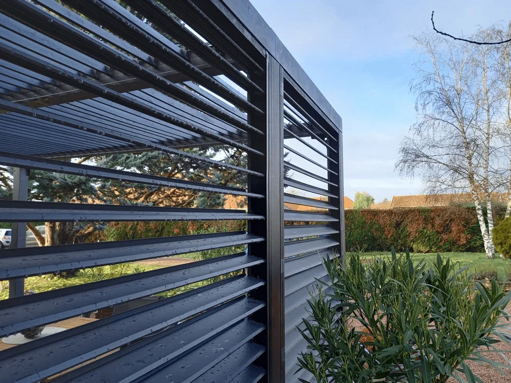 PER 3630V BI Pergola bioclimatique ALUMINIUM livrée avec des ventelles latérales aluminium mobiles pour côté 3 m / Surface de protection : 10,80 m² / toit réalisé avec lames ovales en aluminium / Garantie : structure 5 ans ventelles 2 ans *