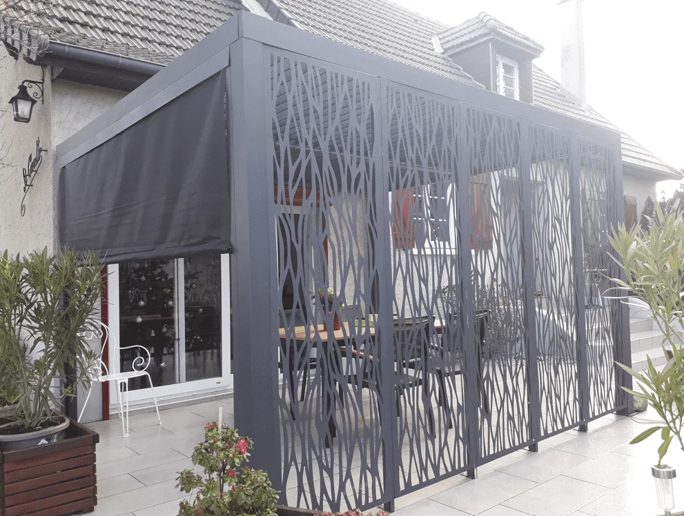 PER 36M30R BI Pergola bioclimatique ALUMINIUM avec panneaux moucharabieh coloris gris pour côté 3,60 m et rideau manuel coloris gris pour côté 3 m / Surface de protection : 10,80 m² / toit réalisé avec lames ovales en aluminium / Garantie : structure 5 ans ventelles 2 ans moucharabieh 2 ans rideau 1 an*