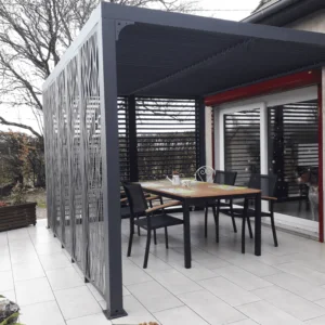 PER 36M30V BI Pergola bioclimatique ALUMINIUM avec panneaux moucharabieh coloris gris pour côté 3,60 m et ventelles latérales aluminium mobiles pour côté 3 m / Surface de protection : 10,80 m² / toit réalisé avec lames ovales en aluminium / Garantie : structure 5 ans ventelles 2 ans moucharabieh 2 ans ventelles 5 ans*