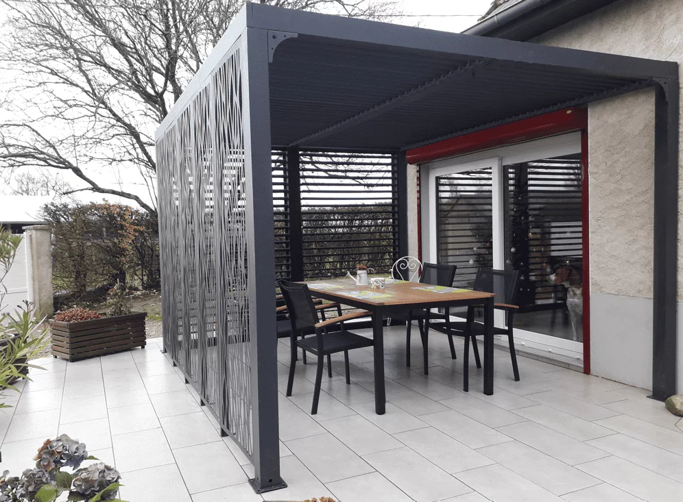 PER 36M30V BI Pergola bioclimatique ALUMINIUM avec panneaux moucharabieh coloris gris pour côté 3,60 m et ventelles latérales aluminium mobiles pour côté 3 m / Surface de protection : 10,80 m² / toit réalisé avec lames ovales en aluminium / Garantie : structure 5 ans ventelles 2 ans moucharabieh 2 ans ventelles 5 ans*