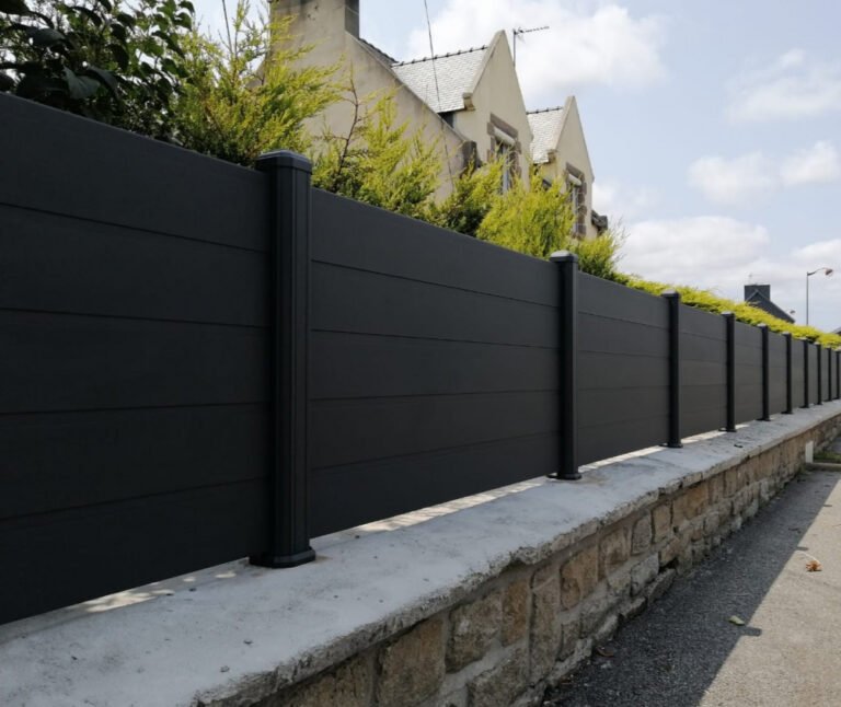 Clôture aluminium, notre guide indispensable en 8 étapes pour tout savoir ! 1 Clôture aluminium pleine Yaté