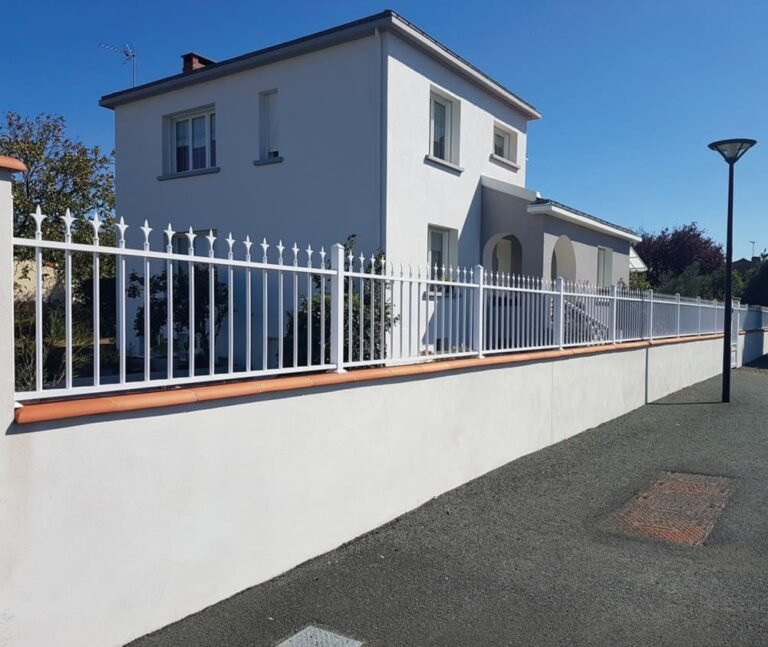 Clôture aluminium, notre guide indispensable en 8 étapes pour tout savoir ! 8 Clôture aluminium traditionnelle aspect fer forgé Margaux