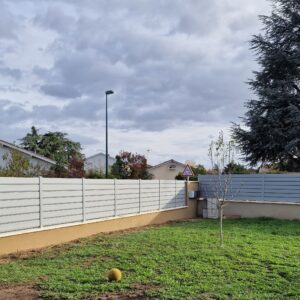 Réalisation client panneau clôture rigide PVC persienne gris clair CLOSEA