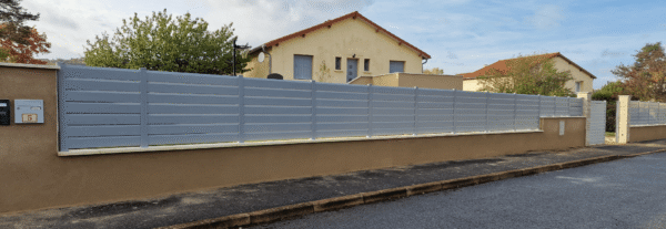Réalisation client panneau clôture rigide PVC persienne gris clair CLOSEA