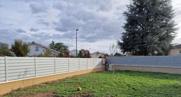 Réalisation client panneau clôture rigide PVC persienne gris clair CLOSEA