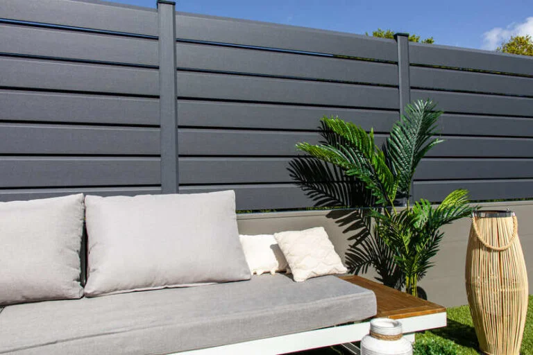 Clôture persienne CLOSEA Plaxé gris anthracite 6 photo d'ambiance clôture plaxé gris anthracite