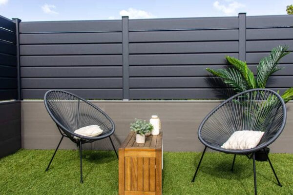 Clôture PVC plaxée gris anthracite à lames persiennes – CLOSEA