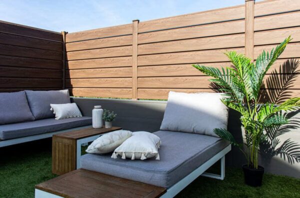 Clôture PVC imitation bois toffee à lames persiennes – CLOSEA