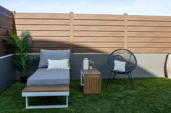 Clôture PVC imitation bois toffee à lames persiennes – CLOSEA