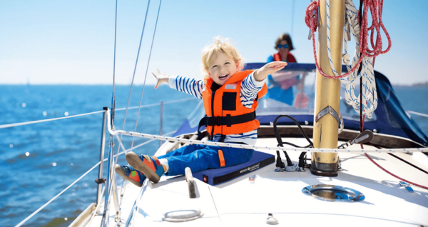 MH - NATES enfant sur un bateau