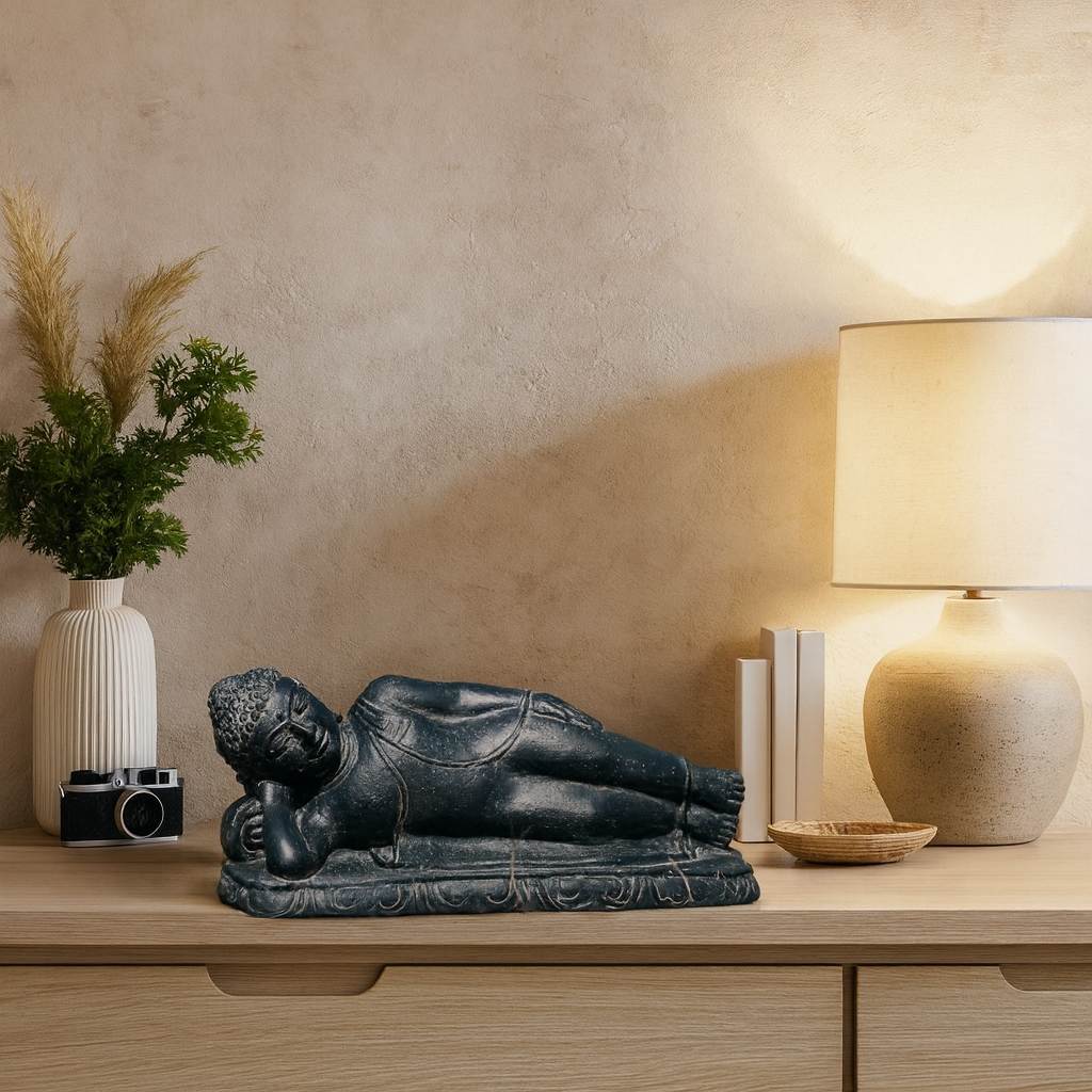 Statue Bouddha couché en pierre - 40 cm Noir antique 2 Statue Bouddha couché en pierre – 40 cm Noir antique - La statue est mise en avant sur un meuble pour une déco intérieure zen (Mise en situation générée à titre indicatif - visuels non contractuels)