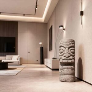 Statue Tiki - Totem polynésien en pierre volcanique -50cm Arue - La statue en pierre Tiki est posée au sol dans un loft contemporain (Visuel non contractuel - Mise en situation générée à titre indicatif)
