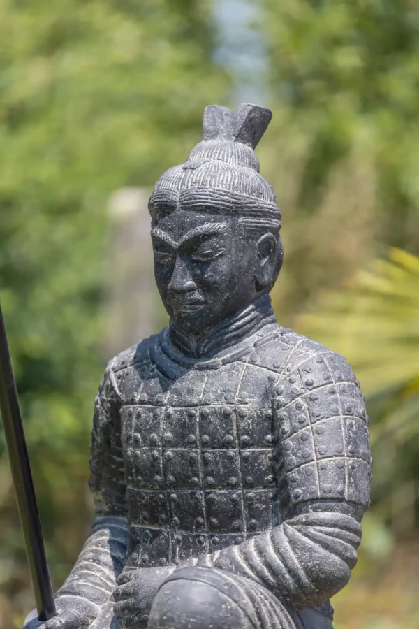 CMJ-M-CNWASSIS-102-N Statue guerrier chinois Xian à genoux avec lance - Noir antique 102cm