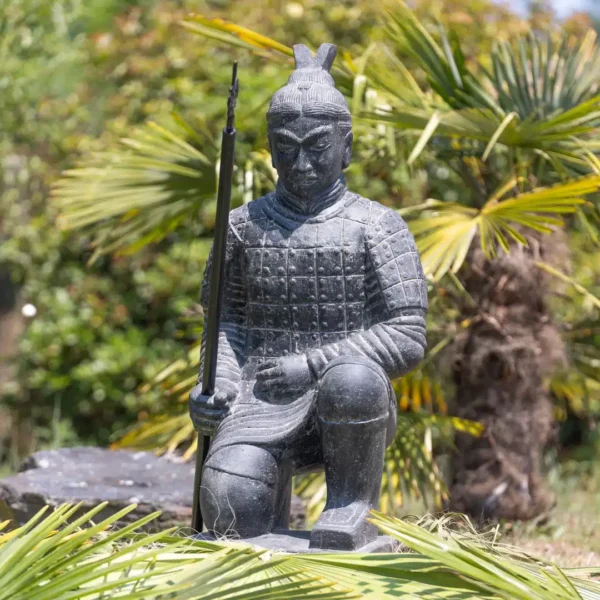 CMJ-M-CNWASSIS-102-N Statue guerrier chinois Xian à genoux avec lance - Noir antique 102cm
