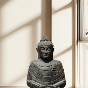 Statue Bouddha assis intérieur en pierre naturelle posé dans l'angle d'un salon – Noir antique 50 cm (visuel non contractuel - mise en situation générée à titre indicatif)