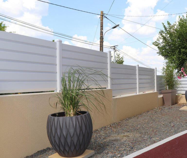 Clôture aluminium, notre guide indispensable en 8 étapes pour tout savoir ! 4 Cloture aluminium persienne Panneciere 2