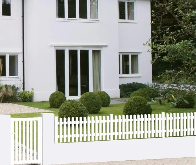 Tout savoir sur la clôture en PVC en 7 rubriques essentielles 6 clôture pvc ajourée -coiselet-avec-portillon-jordaan_coiselet (1)