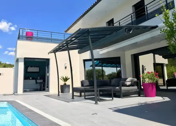 Pergola adossée polycarbonate et aluminium + toile coulissante 3.5x4M OSLO - Couleurs du monde (Ambiance)