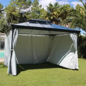 Pergola avec rideaux et toile de toit autoportante aluminium 3x3.6M OPALE - Couleurs du monde (Ambiance rideaux déployés)