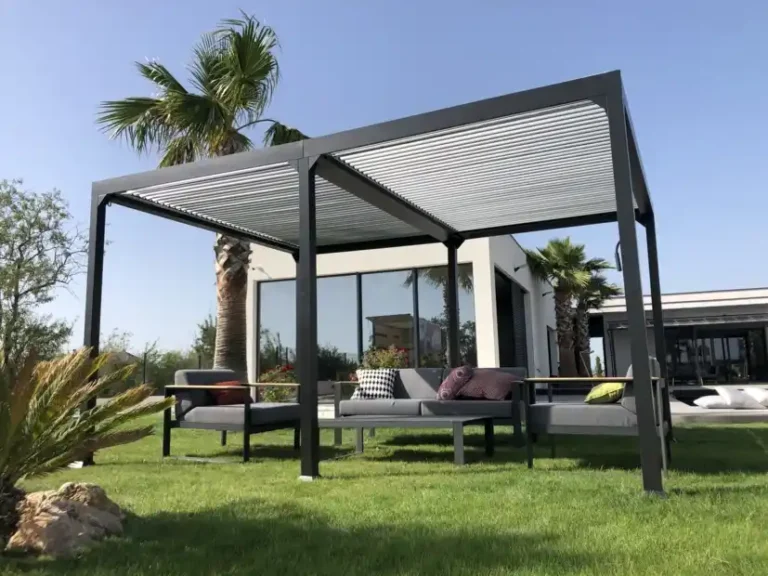 Pergola bioclimatique 4x3 autoportée aluminium GAIA - Couleurs du monde 3 Pergola bioclimatique 4x3 autoportée aluminium GAIA - Couleurs du monde (Ambiance jardin)