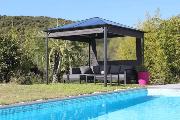 Tonnelle-3x3-aluminium-acier-toiture-polycarbonate-_-4-brises-soleil-enroulables-IDEAL-Couleurs-du-monde (Ambiance)
