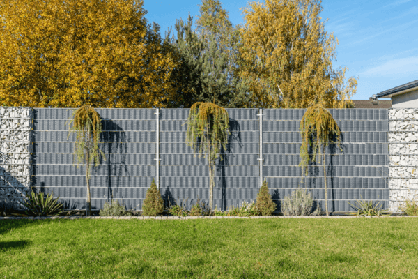 Bande brise-vue occultant en résine tressée clôture et balcon 19x255 CM - 13 coloris disponibles - Rattan Art installé sur clôture rigide gris anthracite