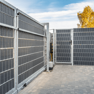 Bande brise-vue occultant en résine tressée clôture et balcon 19x255 CM - 13 coloris disponibles - Rattan Art installé sur portail et clôture gris anthracite