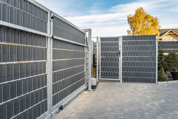 Bande brise-vue occultant pour clôture en résine tressée clôture et balcon 19x255 CM - 13 coloris disponibles - Rattan Art installé sur portail et clôture gris anthracite
