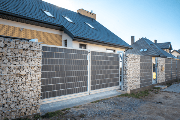 Bande brise-vue occultant en résine tressée clôture et balcon 19x255 CM - 13 coloris disponibles - Rattan Art installé sur portail gris anthracite