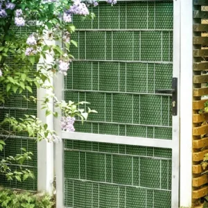 Bande brise-vue occultant en résine tressée clôture et balcon 19x255 CM - 13 coloris disponibles - Rattan Art installé sur portillon Vert