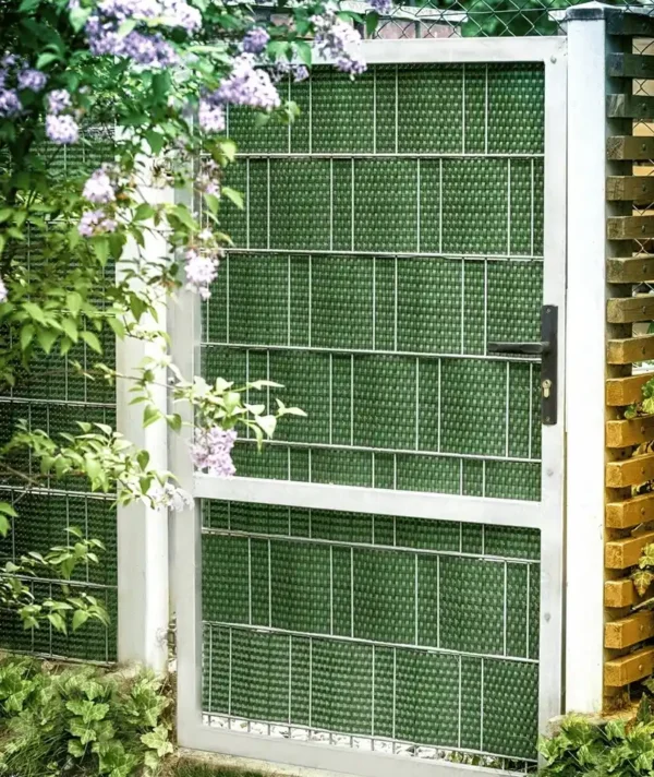 Bande brise-vue occultant en résine tressée clôture et balcon 19x255 CM - 13 coloris disponibles - Rattan Art installé sur portillon Vert
