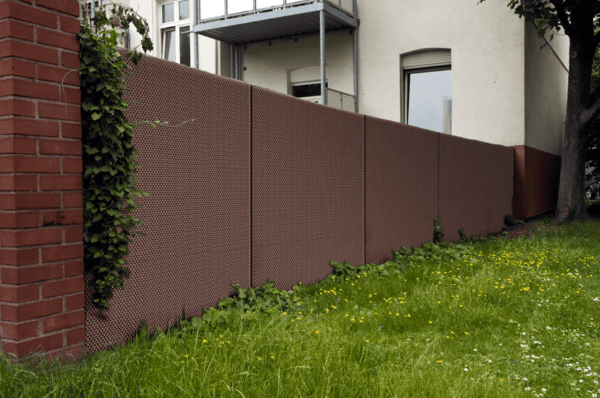Brise-vue en résine tressée clôture et balcon 0.90x3M - 13 coloris disponibles - Rattan Art RD 01 Marron sur clôture grillage rigide