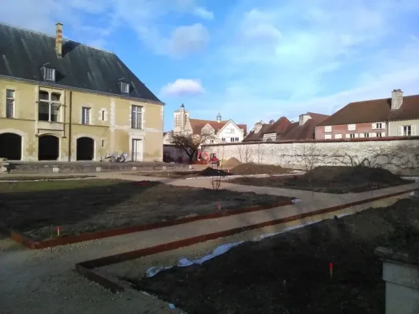 Un chantier au cordeau avec la bordure en acier corten Styliac